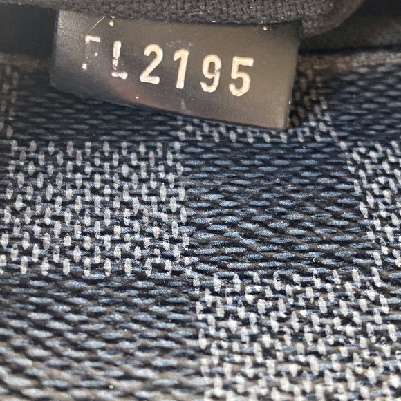 Authentic Louis Vuitton District Messanger Bag - Picture 9 of 10